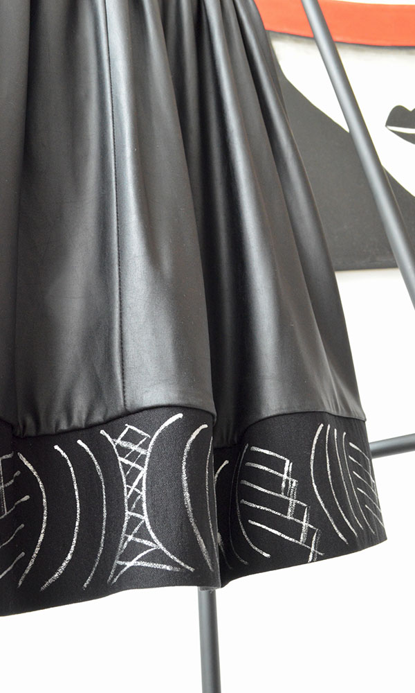 Falda negra en cuerina con pintura manual, pretina elastica