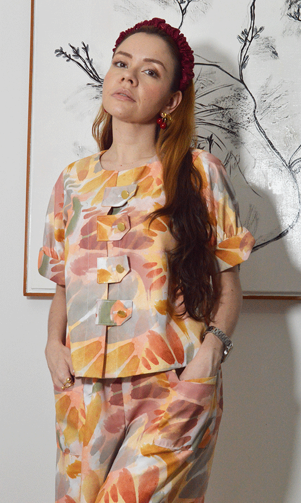 Blusa estampada manga corta y bajante con charreteras